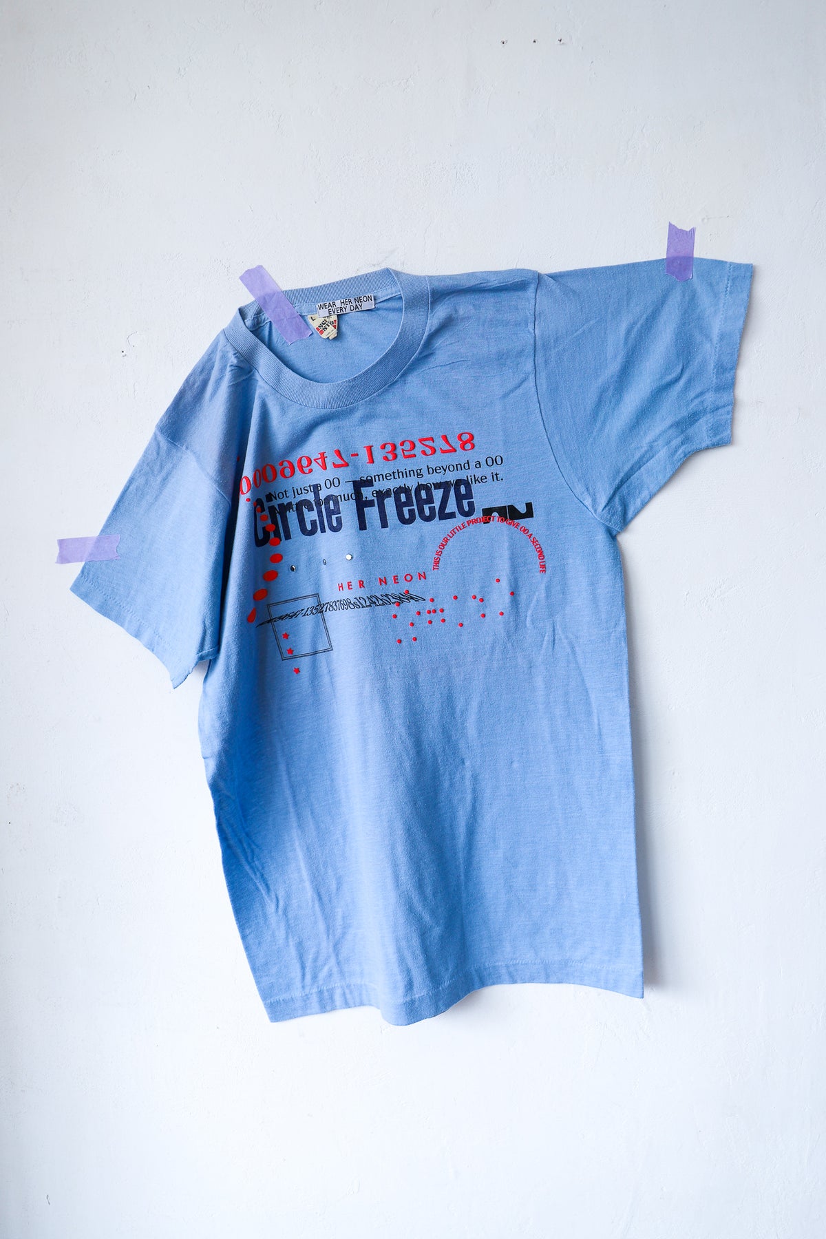 T-SHIRT – HER NEON