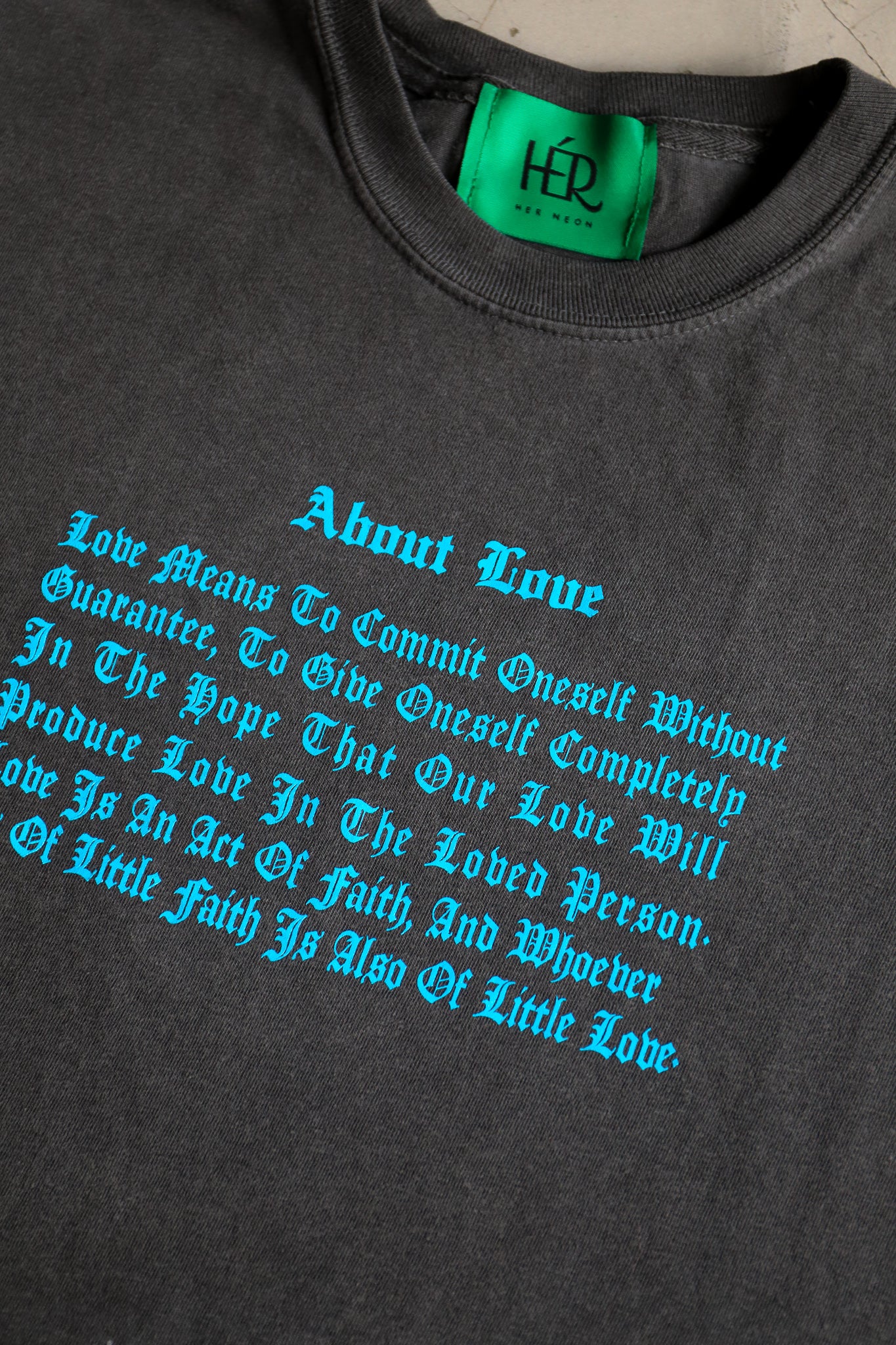 About love tee / Belief charcoal